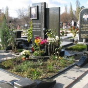 Мужской памятник на заказ. Высота памятника мужчине - 180 см. Цена памятника - согласно проекта.
