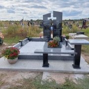 Высота памятника - согласно проекта 2 м. Фото на могиле.