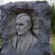 Заказать памятник мужчине; размеры: 180х80х20см.