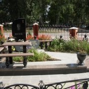 На фото индивидуальный комплекс на кладбище. Изготовление памятников по индивидуальному проекту в Киеве; разработка варианта дизайна памятника, создание 3Д проекта под заказ.