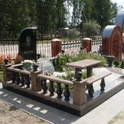 Фото индивидуального комплекса на кладбище. Заказ памятника по индивидуальному проекту; разработка 3д проекта ритуального комплекса. Варианты дизайна памятника: от простых и недорогих, до элитных комплексов класса ВИП.