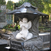Мраморный ангелочек для памятника. Фото ангела на кладбище, после установки памятника. Изготовление ангелов из белого мрамора в Киеве, с гарантией 10 лет.