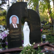 На фото скульптура Божьей Матери; памятник на двоих со скульптурой; установка памятника на Лесном кладбище в Киеве.