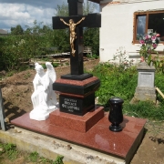 Ангел для памятника. На фото ангел с крестом, высота скульптуры ангела 110 см. Индивидуальный вариант памятника. Купить скульптуру ангела по доступной цене, можно сегодня со склада ЧП Прядко в Киеве.