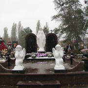 На фото скульптура Богородицы, установлена на кладбище. Статуя Богородицы фото после установки. Купить статую Божьей Матери, можно со склада ЧП Прядко в Киеве сегодня.