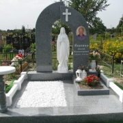 Фото статуи на кладбище. Памятник с Богородицей, высота скульптуры: 130 см. Стоимость статуи Божьей Матери сегодня - 40 тыс. грн.