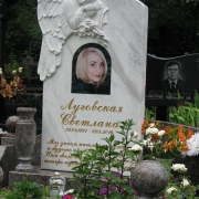 Мраморный памятник с ангелом. Глубина памятника из мрамора - 15 см. Цена памятника из мрамора сегодня - $6 тыс.