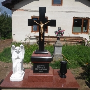 На фото ангел для памятника; высота скульптуры ангела 110 см. Продажа скульптуры ангелов по доступной цене, со склада в Киеве со скидкой. Качественная скульптура ангела для памятника, фото ангела после установки на могилу.