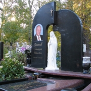 На фото памятник из гранита со скульптурой Божьей Матери. Купить памятник со скульптурой в Киеве, можно на складе ЧП Прядко.