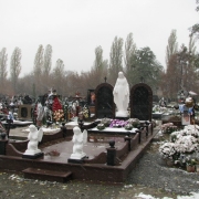 Фото установки скульптуры Богородицы. Памятник на двоих со скульптурой Божьей Матери. Купить статую Богородицы, можно со склада Ритуальной скульптуры в Киеве.
