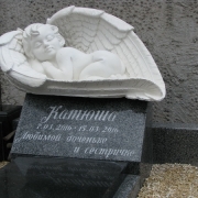 Памятник со скульптурой младенца фото на кладбище. Продажа ангелов для памятника, прямо с нашего сайта. Доступная цена детского памятника $1 тыс.