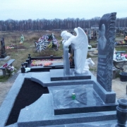 Памятник с ангелом на кладбище, фото ангела в ритуальном комплексе. Стоимость памятника с ангелом из полимера, доступна.