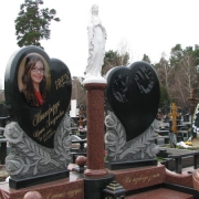 Фото памятника с Богородицей. Высота скульптуры Богородицы: 78 см. Цена скульптуры Богородицы 10 тыс. грн.