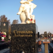 Мраморный ангел на колонне. Установка памятников с ангелами на кладбищах г. Киева с гарантией 10 лет.