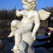 Ангел из белого мрамора для  памятника. Фото ангела на кладбище после установки. Изготовление и монтаж скульптуры ангелов на кладбищах Киева.
