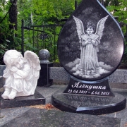 Ангел для детского памятника после установки. Фото памятника с ангелом на кладбище Берковцы. Купить скульптуру ангела можно в магазине ритуальной скульптуры в Киеве.