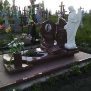Памятники с ангелом; фото после установки на кладбище в Ковеле. Изготовление ангелов для памятников в Киеве сегодня. На фото памятник с ангелом молодой девушке.