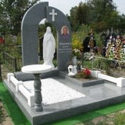 Памятник с Богородицей; фото скульптуры на кладбище. Высота статуи - 130 см. Цена скульптуры Богородицы для памятника, 40 тыс. грн.
