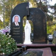 На фото памятник на двоих со скульптурой Божьей Матери. Продажа скульптуры Святых из бетона в Киеве.