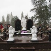 На фото скульптура Богородицы, установлена на кладбище. Статуя Богородицы фото после установки. Купить статую Божьей Матери, можно со склада ЧП Прядко в Киеве сегодня.