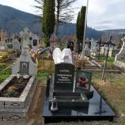 Фото памятника с ангелом военному на могилу.
