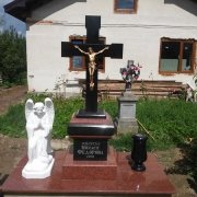 На фото ангел для памятника; высота скульптуры ангела 110 см. Продажа скульптуры ангелов по доступной цене, со склада в Киеве со скидкой. Качественная скульптура ангела для памятника, фото ангела после установки на могилу.