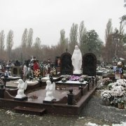 Фото установки скульптуры Богородицы. Памятник на двоих со скульптурой Божьей Матери. Купить статую Богородицы, можно со склада Ритуальной скульптуры в Киеве.