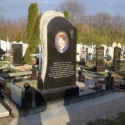 На фото установленный памятник с фигурой ангела. Памятник с образом ангела и цветным портретом, фото установленного памятника.