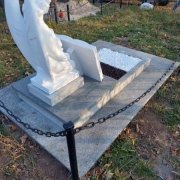 Высота памятника с ангелом 1 м.
