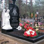Памятники с ангелом на кладбище сегодня: заказ готового памятника в Киеве, через ЧП Прядко. На фото памятник на одного с ангелом, установлен на одном из кладбищ Киевской области.