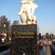 Мраморный ангел на колонне. Установка памятников с ангелами на кладбищах г. Киева с гарантией 10 лет.