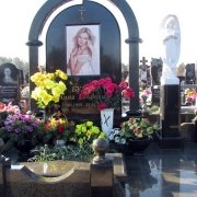 Фото памятника с ангелом. Скульптура ангела с цветами, высота 85 см.