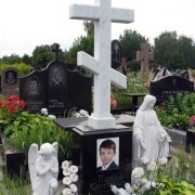 Детский памятник с ангелом и скульптурой Божьей матери, на Лесном кладбище в Киеве. Купить готовый памятник с ангелом можно в Киеве, обратившись в ЧП Прядко.