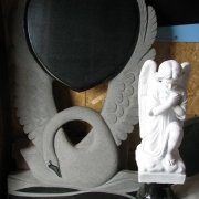 Ангел для памятника Лебедь с сердцем, фото в магазине ритуальной скульптуры в Киеве. Изготовление ангелов к памятникам в ЧП Прядко с гарантией 10 лет.