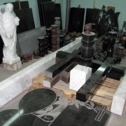 На фото склад памятников с ангелами сегодня. Продажа скульптуры ангелов к памятникам со склада в Киеве. Купить готовую скульптуру для памятника можно в магазине ритуальной скульптуры ЧП Прядко.