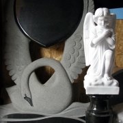 На фото памятник Лебедь с сердцем и ангелом после изготовления. Фото памятника с ангелом, магазин ритуальной скульптуры в Киеве. Изготовление ангелов к памятникам высокого качества, с гарантией 10 лет - ЧП Прядко.