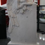 Мраморный памятник спящий ангел с веткой; фото из галереи памятников. Фигура ангела в мраморном памятнике.