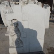 Мраморный памятник с крестом и ангелом. Изготовление памятника из белого мрамора с ангелом, фото в работе.