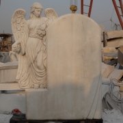 На фото фигура ангела в мраморном памятнике. Фото готового памятника из белого мрамора с ангелом.