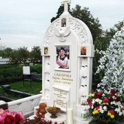 Авторский памятник из мрамора ВИП класса, фото после установки на кладбище. Элитные комплексы из мрамора: цена, изготовление в Киеве и монтаж под ключ, доставка по Украине. Цена памятника, согласно договора на изготовление.
