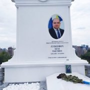 Мужской памятник из мрамора класса Люкс на могилу. Размеры, согласно проекта.