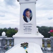 Мужской мемориальный VIP памятник из мрамора класса Люкс. Фото на кладбище в Киеве.