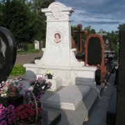 Фото установленного ВИП памятника на кладбище. Собственное производство ВИП памятников в Киеве. На фото памятник класса Люкс из белого мрамора.