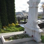 Фото памятника на могиле. Памятник из мрамора ВИП класса. Размеры памятника - по утверждённому проекту.