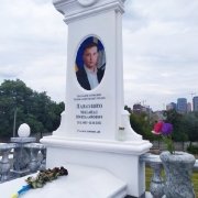 Мужской памятник из мрамора класса Люкс на могилу. Фото на кладбище.