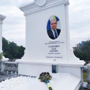 Мемориальный VIP памятник мужчине из мрамора класса Люкс. Фото на кладбище.