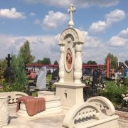 На фото, комплекс класса ВИП из белого мрамора после установки на кладбище. Создание VIP памятников в Киеве сегодня: изготовление проекта памятника, производство в цеху ЧП Прядко, доставка по Украине и монтаж на кладбище с гарантией 10 лет.