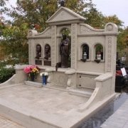 ВИП комплекс из мрамора класса А, фото на кладбище. Производство VIP памятников из мрамора в Киеве сегодня: разработка проекта элитного памятника, изготовление в цеху ЧП Прядко и установка на кладбищах г. Киева и всей Украины с гарантией 10 лет.