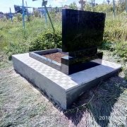 Фото в памятника на могиле. Обратная сторона памятника. Стоимость памятника на двоих с портретами - 10 тыс. грн.
