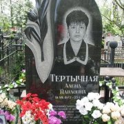 Памятник молодой женщине с цветами. Заказать женский памятник с цветами, можно в офисе ЧП Прядко в Киеве.